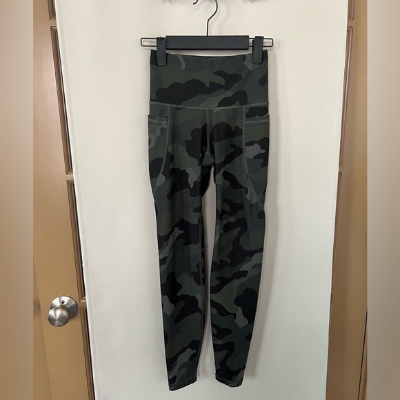 Old Navy Active Womens XS Camo Work Out Leggings with Side Pockets - Picture 1 of 8